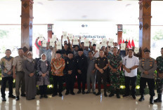 Wujudkan Mimpi Masyarakat, Kakanwil BPN Jatim Serahkan 999 Sertipikat Redistribusi Tanah di Blitar