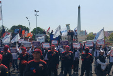 Ratusan Buruh Demo di Depan Kantor Gubernur Jatim Tuntut UMK 2027 Naik