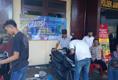 Tekan Curanmor, Polsek Jambangan Pasang 100 Unit Alarm Motor Gratis untuk Warga Pagesangan