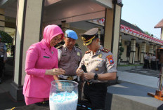Apel Pagi Penuh Berkah, Kapolres Kediri Kota Beri Hadiah Umrah Empat Personel