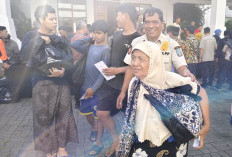 Khofifah Bagikan 1.000 Paket Sembako untuk Warga Sekitar Kantor Gubernur Jatim