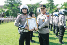Kapolres Jombang Beri Penghargaan 12 Anggota Berprestasi