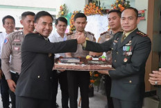 Kapolres Jombang Bawa Tumpeng ke Markas Tiga Satuan Beri Kejutan HUT TNI Ke-81