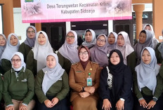 PKK Desa Terungwetan Krian Dilatih Kreasi Hantaran Pernikahan