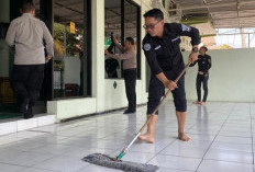 HUT Humas Polri Ke-75, Polresta Malang Kota Bersihkan Masjid dan Salurkan Bantuan