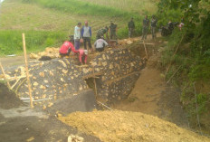 Struktur Plengsengan TMMD 127 Mulai Berdiri, Perkuat Akses Jalan Desa