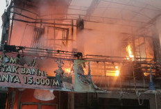 Kebakaran Percetakan Al-Yaubi Print di Kedinding Lor, Dua Motor Ikut Terbakar