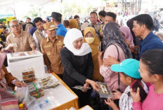 Jaga Stabilitas Harga, Gubernur Jatim dan Bupati Bangkalan Tinjau Pasar Murah di Kemayoran