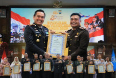 Kasipidum Kejari Lamongan Terima Penghargaan dari Kapolres pada Hari Bhayangkara Ke-80