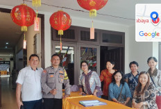 Sinergi Kamtibmas, Bhabinkamtibmas Polsek Sukomanunggal Monitor Pembagian Susu Gratis di Vihara Chikung