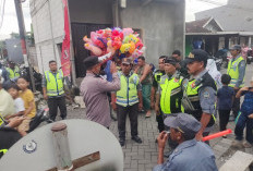 Pengamanan Humanis Polisi Warnai Pawai Ogoh-Ogoh di Menganti, Ribuan Warga Antusias