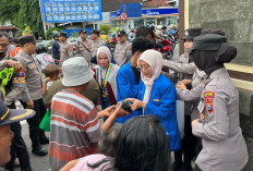 Indahnya Kebersamaan, Polres Kediri Kota Bersama PMII Berbagi Takjil di Depan Mapolres