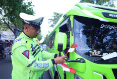 Polres Gresik Bagikan 160 Bendera Merah Putih Semarakkan HUT Ke-81 Kemerdekaan RI 