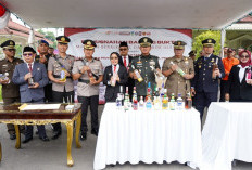 Pemkab Kediri Musnahkan Miras dan Rokok Ilegal saat HUT Satpol PP Damkar Linmas