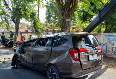 Ngebut di Jalan Bergelombang: Mobil Rental Terguling di Keputih, Dua Penumpang Luka-Luka