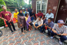 Keluhkan Bansos Tak Pernah Turun Sejak 2021, Warga Gersikan Datangi Rumah Aspirasi Armuji