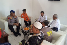 Bupati Lamongan didampingi Kasatpolairud Polres Lamongan Temui Keluarga 18 ABK KMN Entok yang Hilang Kontak
