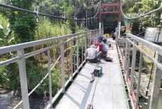 Gotong Royong di Jembatan Perintis Garuda Lumajang Masuki Tahap Pemasangan Pagar