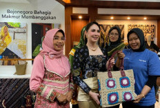 Arumi Bachsin Kunjungi Anjungan EMCL di Wastra Bojonegoro, Beri Semangat UMKM Lokal