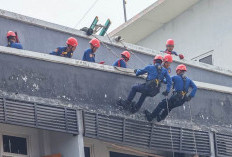 Personel Damkar Surabaya Siaga Tanpa Libur saat Lebaran, Warga Diimbau Cek Listrik dan Elpiji