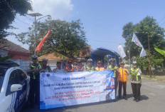 Tekan Angka Kecelakaan, Satlantas Polres Lumajang Bagikan Brosur Imbauan kepada Sopir Truk