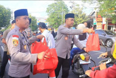 Polres Ngawi Berbagi Takjil ke Pengguna Jalan