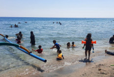 Libur Akhir Pekan, Wisata Pantai Pasir Putih Situbondo Dipadati Pengunjung