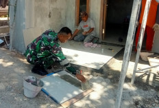 Wujud Kemanunggalan TNI, Babinsa Larangan Bantu Warga Grujugan Perbaiki Rumah