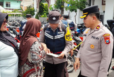 Wujud Pelayanan Prima, Kapolsek Tandes Dampingi Warga Ambil Motor di Mapolrestabes Surabaya