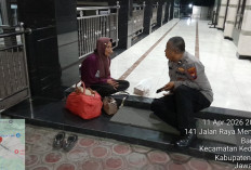 Respons Cepat Polisi Gresik Bantu Warga Terlantar, Diantar Naik Bus ke Terminal Bunder