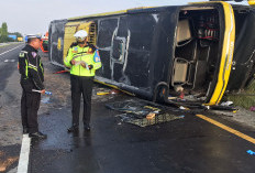 Diduga Sopir Mengantuk, Bus Sudiro Tungga Jaya Hantam Pembatas dan Terguling di Tol Jombang-Mojokerto