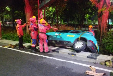 Sopir Ngantuk, Taksi Listrik Masuk Saluran Air Wonokromo Surabaya