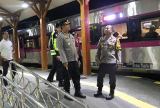 Pantau Lonjakan Penumpang Natal, Kapolres Nganjuk Tinjau Stasiun Kereta Api