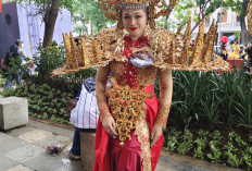 Kenakan Kostum Roro Jonggrang, Tiara Salsabila Pukau Penonton Surabaya Fashion Festival 2026