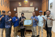 Wabup Nurul Azizah Terima Angling Dharma Award PWI Bojonegoro