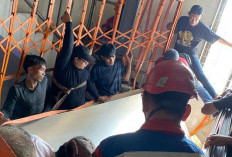 Dramatis! Evakuasi 3 Pekerja Terjepit Pagar Lantai 3 di Jalan Semarang Surabaya