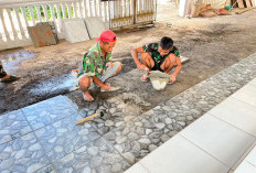 Satgas TMMD dan Warga Gotong Royong Pasang Keramik MWK Masjid