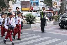 Wakapolresta Malang Kota Turun Tangan Seberangkan Siswa SDN 1 Purwantoro