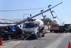 10 Tiang Listrik di Manyar Gresik Ambruk Akibat Galian Box Culvert, Satu Orang Terluka