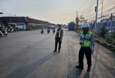 Tindak Tegas Truk Pelanggar Jam Larangan, Satlantas Polres Pelabuhan Tanjung Perak Paksa Trailer Putar Balik