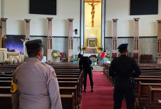 Jamin Keamanan Misa Natal, Polsek Wonocolo dan Tim Jibom Brimob Sterilisasi Gereja Gembala yang Baik