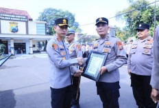 Kapolres Kediri Kota Beri Penghargaan kepada 35 Personel dan 11 Warga Berprestasi