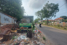 Truk Tak Bertuan Mangkrak di Kalimas Barat Surabaya, Diduga Terkait Kasus Utang