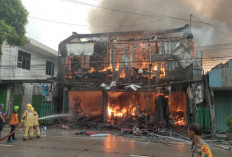 Kebakaran Hebat Hanguskan Toko Bangunan Jaya Abadi di Jalan Mastrip Pare Kediri