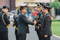 2.684 Personel Polda Jatim Terima Tanda Kehormatan, Irjen Nanang: Tingkatkan Kualitas Pelayanan