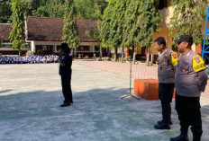 Polisi Masuk SMPN 1 Kalidawir, Ajak Murid Lebih Disiplin dan Bijak Bermedsos