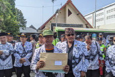 Somasi Gubernur Jatim, Ribuan Guru Geruduk Kantor Dinas Pendidikan Jatim Cabang Ponorogo-Magetan
