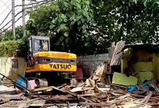 Jadi Penyebab Banjir, 43 Lapak PKL di Atas Saluran Air Driyorejo Gresik Dibongkar 