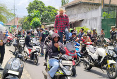 Massa Aliansi Masyarakat Kabupaten Malang Lanjut Datangi Kediaman Hadi Wiyono