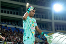 Gawang Persebaya Clean Sheet 4 Laga, Andhika Ramadhani Siap Tempur Ukir Sejarah di Markas Semen Padang